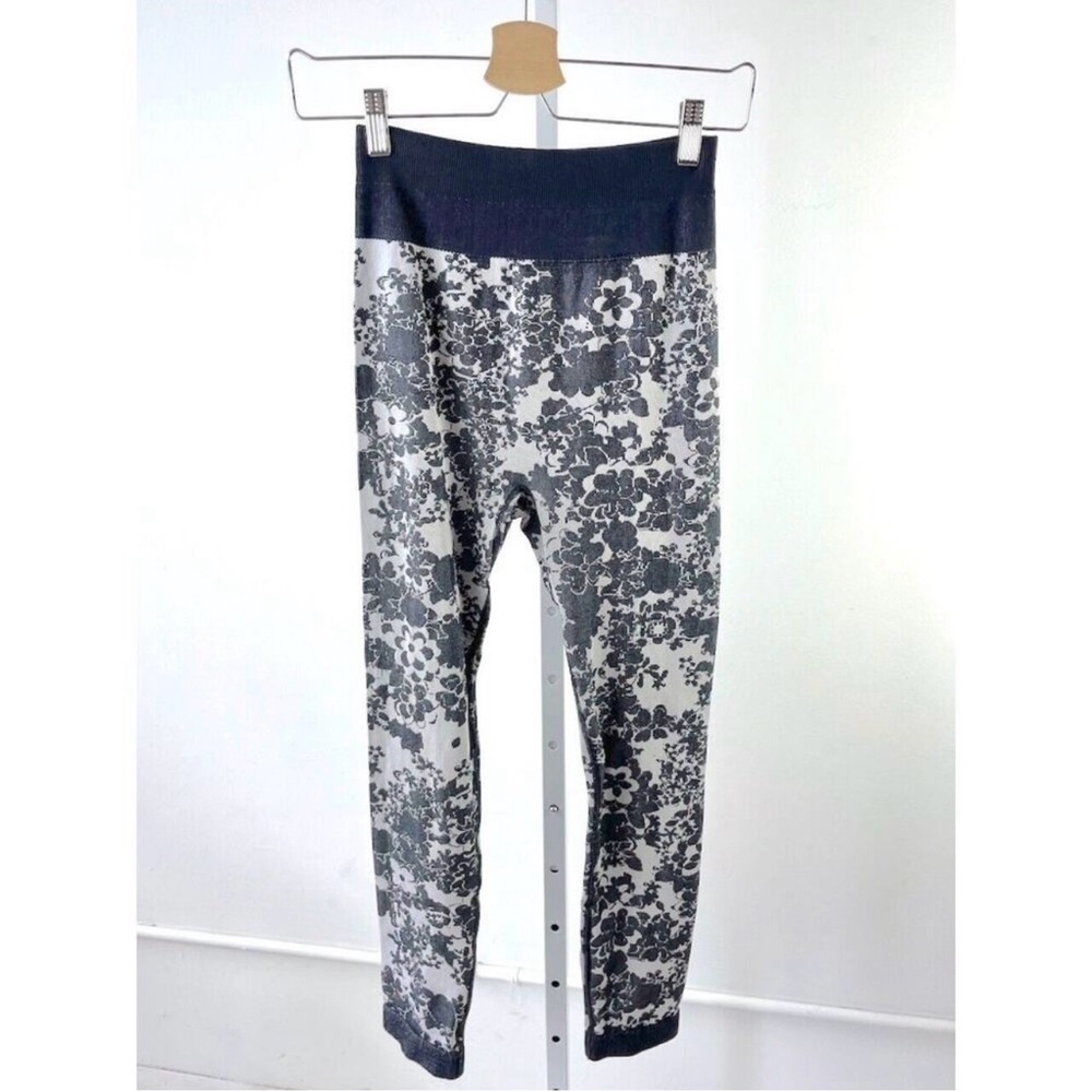 Krimson Klover Leggings in Black and White Floral